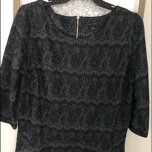 Ann Taylor black/gray lace print fabric top w peplum-L